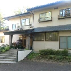 ＜安曇野市＞学者村別荘地内 森の中の売温泉宿